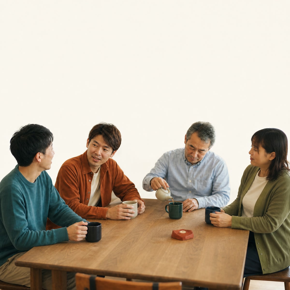 共有リビングの食卓を囲んで思い思いに過ごす人たち
